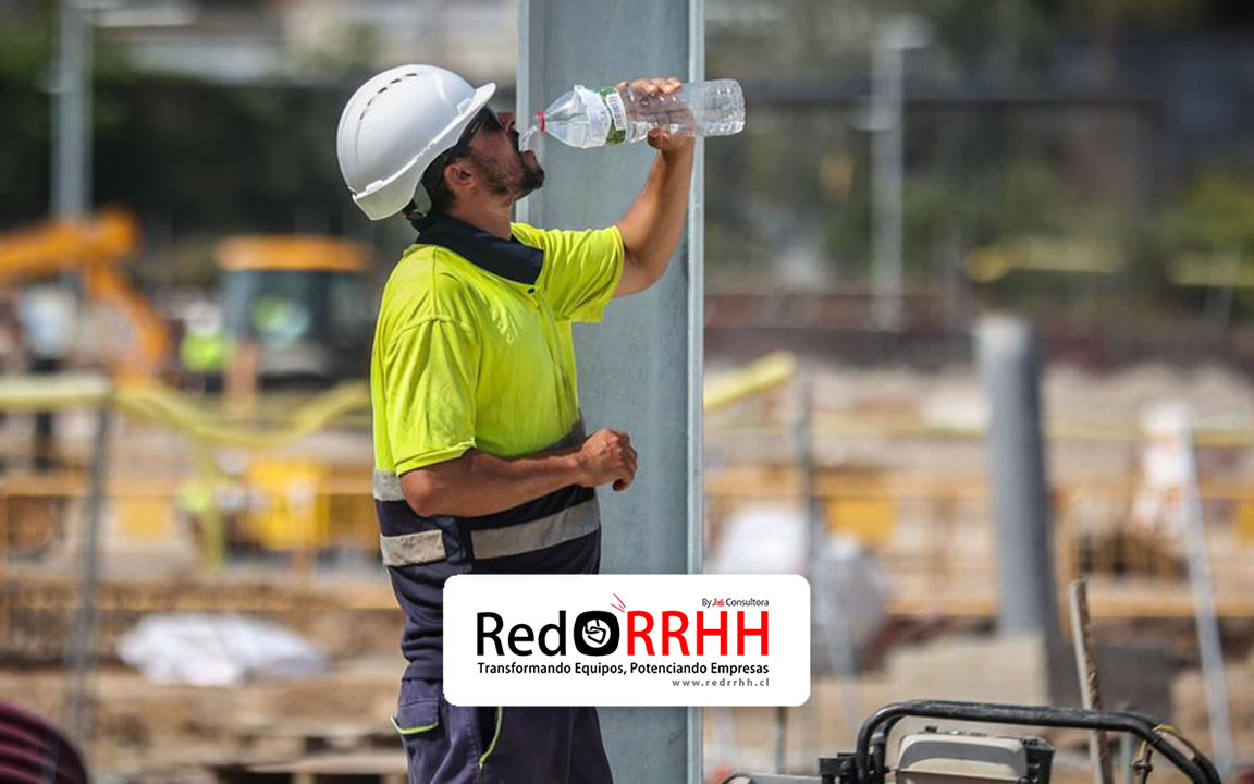 La exposición prolongada a altas temperaturas en el desarrollo de labores al aire libre representa un riesgo significativo para la salud y la seguridad de los trabajadores/as. Golpe de calor, deshidratación, agotamiento físico, alteraciones cardiovasculares y otros efectos adversos son consecuencias bien documentadas del estrés térmico ocupacional